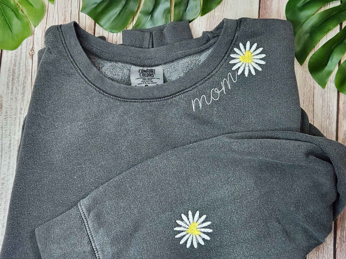 personalized mom sweatshirt embroidered white daisy sweatshirt for women, custom first Mothers day gift from baby, April birth flower gift