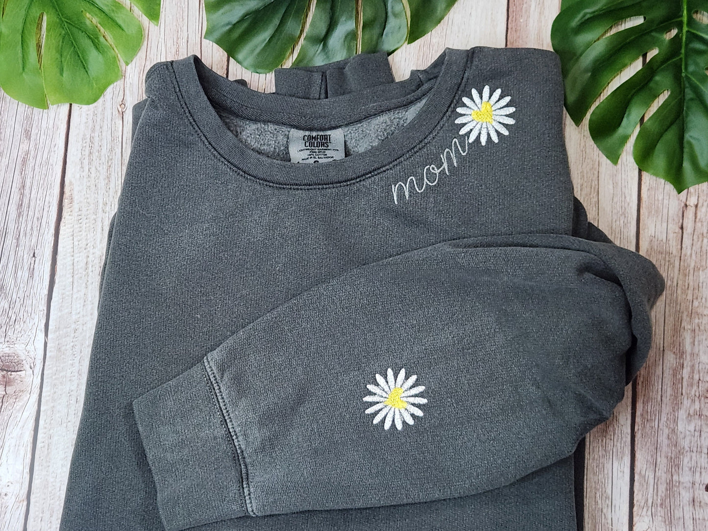 personalized mom sweatshirt embroidered white daisy sweatshirt for women, custom first Mothers day gift from baby, April birth flower gift