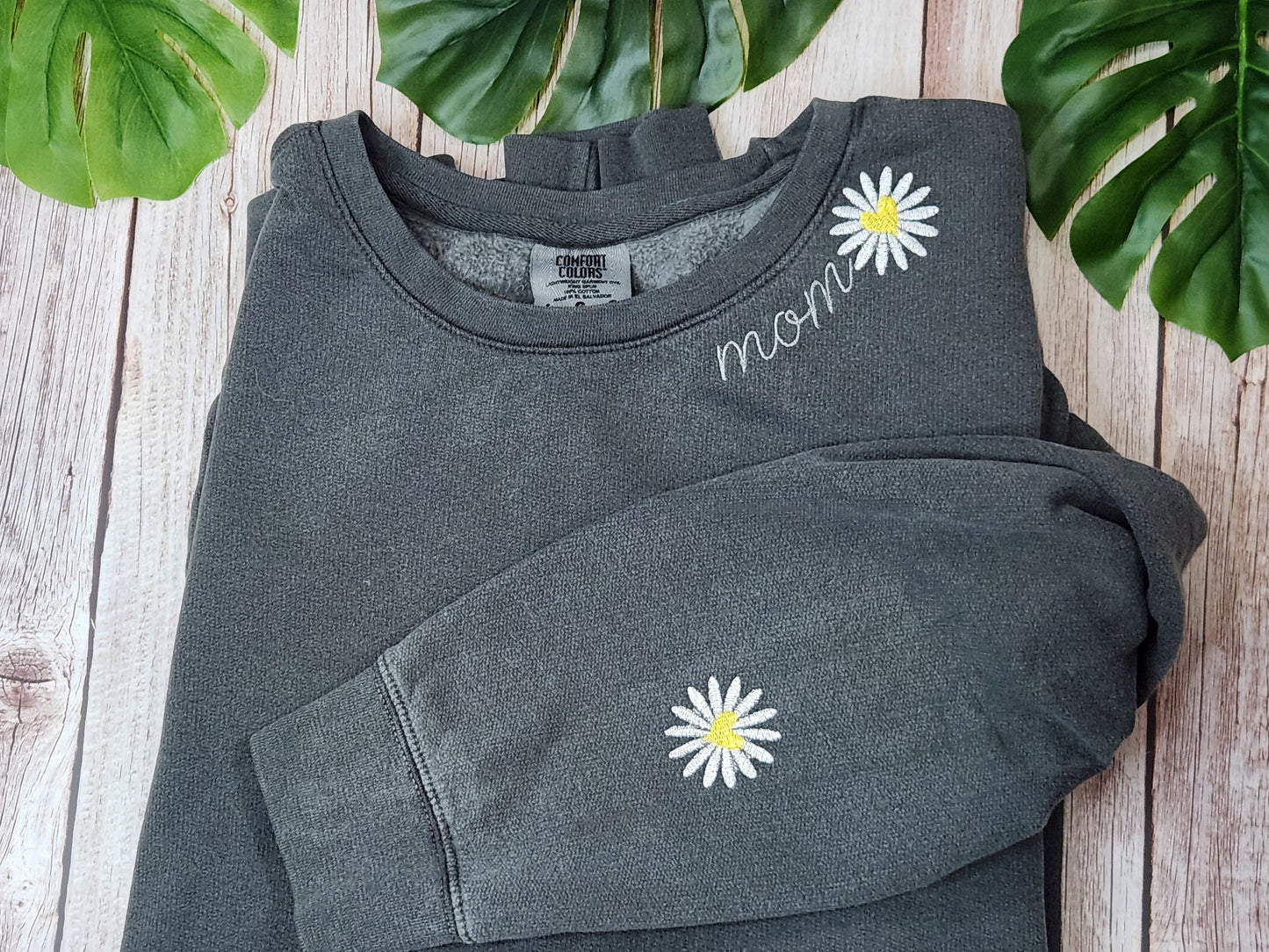 personalized mom sweatshirt embroidered white daisy sweatshirt for women, custom first Mothers day gift from baby, April birth flower gift